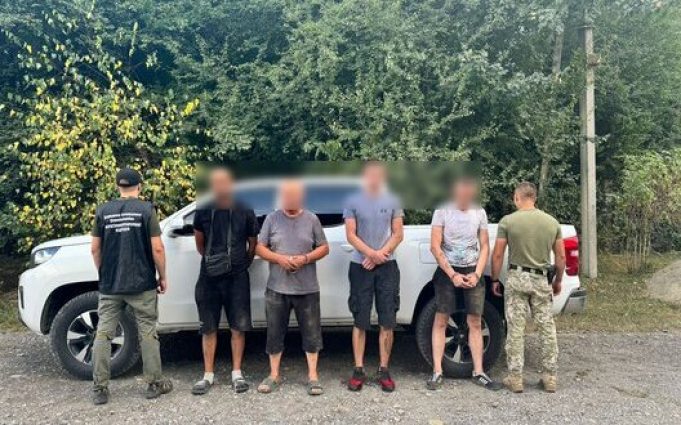 На Закарпатті прикордонники затримали двох ухилянтів з провідниками. ВIДЕО На-Закарпатті-прикордонники-затримали-двох-ухилянтів-з-провідниками.-ВiДЕО