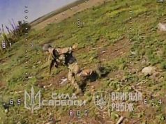 Окупант намагається збити дрон-камікадзе з автомата, а потім марно тікає. ВIДЕО Окупант-намагається-збити-дрон-камікадзе-з-автомата,-а-потім-марно-тікає.-ВiДЕО