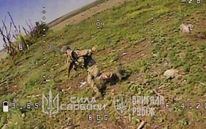 Окупант намагається збити дрон-камікадзе з автомата, а потім марно тікає. ВIДЕО Окупант-намагається-збити-дрон-камікадзе-з-автомата,-а-потім-марно-тікає.-ВiДЕО