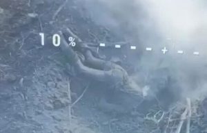 Оператор українського дрона заклав термобаричний боєприпас у “нору” з окупантами. ВIДЕО Оператор-українського-дрона-заклав-термобаричний-боєприпас-у-“нору”-з-окупантами.-ВiДЕО