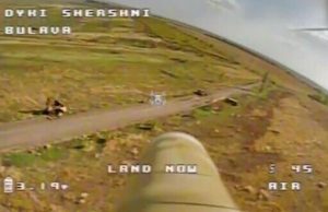 Воїни Президентської бригади дроном-камікадзе ліквідували окупанта на мотоциклі. ВIДЕО Воїни-Президентської-бригади-дроном-камікадзе-ліквідували-окупанта-на-мотоциклі.-ВiДЕО