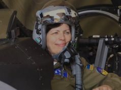“Я піднімуся на F-16 замість нього, добре?” – мати загиблого пілота Джуса сіла за штурвал... “Я-піднімуся-на-f-16-замість-нього,-добре?”-–-мати-загиблого-пілота-Джуса-сіла-за-штурвал.