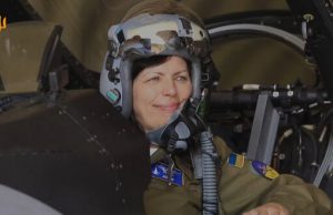 “Я піднімуся на F-16 замість нього, добре?” – мати загиблого пілота Джуса сіла за штурвал... “Я-піднімуся-на-f-16-замість-нього,-добре?”-–-мати-загиблого-пілота-Джуса-сіла-за-штурвал.