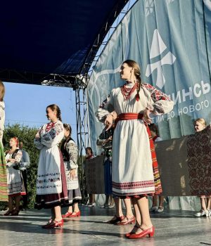 Нововолинцям-та-гостям-міста-показали-старовинні-вишиванки-з-етногалереї-“Русовичі”