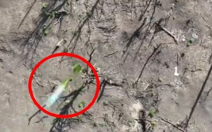 Окупант головою “відбиває” боєприпас, скинутий із дрона. ВIДЕО 18+ Окупант-головою-“відбиває”-боєприпас,-скинутий-із-дрона.-ВiДЕО-18+
