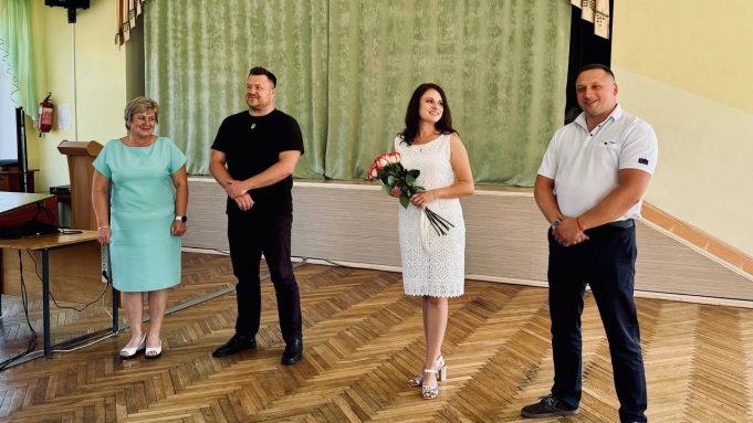 Привітали новопризначену директорку Нововолинського ліцею №8 Привітали-новопризначену-директорку-Нововолинського-ліцею-№8