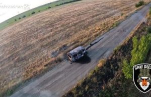 Дрон-камікадзе знищив “буханку” російських загарбників. ВIДЕО Дрон-камікадзе-знищив-“буханку”-російських-загарбників.-ВiДЕО