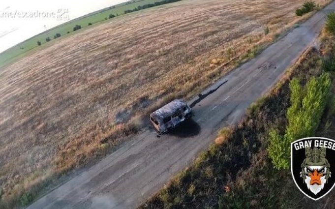 Дрон-камікадзе знищив “буханку” російських загарбників. ВIДЕО Дрон-камікадзе-знищив-“буханку”-російських-загарбників.-ВiДЕО