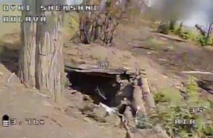 Бійці підрозділу “BULAVA” дроном-камікадзе атакували укриття з окупантом. ВIДЕО Бійці-підрозділу-“bulava”-дроном-камікадзе-атакували-укриття-з-окупантом.-ВiДЕО