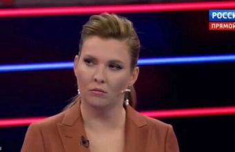 Пропагандистка Скабєєва вчиться говорити слово “паляниця” у прямому ефірі свого шоу. ВIДЕО Пропагандистка-Скабєєва-вчиться-говорити-слово-“паляниця”-у-прямому-ефірі-свого-шоу.-ВiДЕО