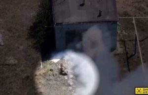 Вибухова хвиля викидає тіло окупанта зі сховку після атаки дрона “Дикі шершні”. ВIДЕО Вибухова-хвиля-викидає-тіло-окупанта-зі-сховку-після-атаки-дрона-“Дикі-шершні”.-ВiДЕО