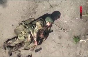 Окупант не зміг застрелитися на полі бою через несправний автомат. ВIДЕО Окупант-не-зміг-застрелитися-на-полі-бою-через-несправний-автомат.-ВiДЕО