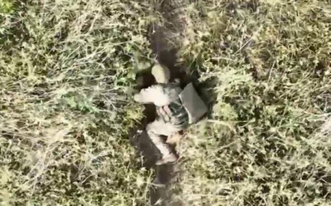 Бійці 92-ї ОМБр скидами з дронів знищують ворожу піхоту. ВIДЕО Бійці-92-ї-ОМБр-скидами-з-дронів-знищують-ворожу-піхоту.-ВiДЕО