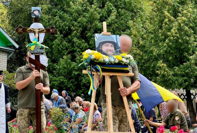 Попрощалися з Героєм Іваном Котюком Сьогодні Нововолинська громада знову схилила голови у скорботі. Назавжди попрощалися з Героєм Іваном Котюком.