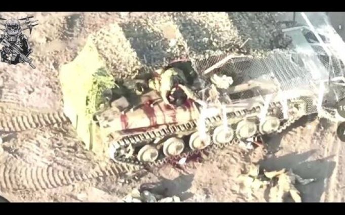 Українські захисники знищили російську бойову машину разом із екіпажем на борту. ВIДЕО Українські-захисники-знищили-російську-бойову-машину-разом-із-екіпажем-на-борту.-ВiДЕО
