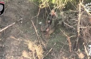 Російський солдат вставляє дуло автомата до рота та скоює самогубство. ВIДЕО Російський-солдат-вставляє-дуло-автомата-до-рота-та-скоює-самогубство.-ВiДЕО