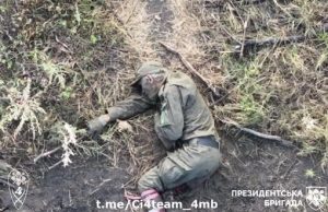 Ліквідація російського загарбника з шевроном “Z” на руці. ВIДЕО Ліквідація-російського-загарбника-з-шевроном-“z”-на-руці.-ВiДЕО