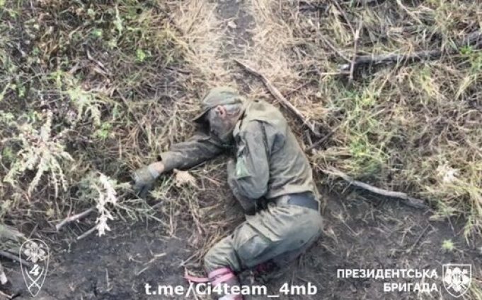 Ліквідація російського загарбника з шевроном “Z” на руці. ВIДЕО Ліквідація-російського-загарбника-з-шевроном-“z”-на-руці.-ВiДЕО