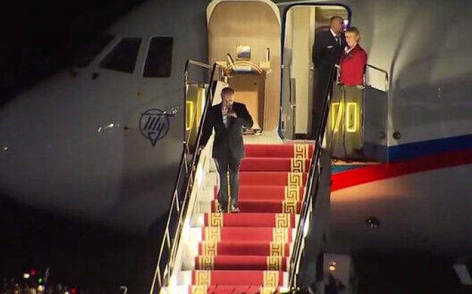 Путін прибув із візитом до Монголії, яка зобов’язана його арештувати. ВIДЕО Путін-прибув-із-візитом-до-Монголії,-яка-зобов’язана-його-арештувати.-ВiДЕО