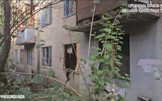 Рашисти обстріляли житлову забудову в Херсоні: тяжко поранено 14-річну дівчину. ВIДЕО Рашисти-обстріляли-житлову-забудову-в-Херсоні:-тяжко-поранено-14-річну-дівчину.-ВiДЕО