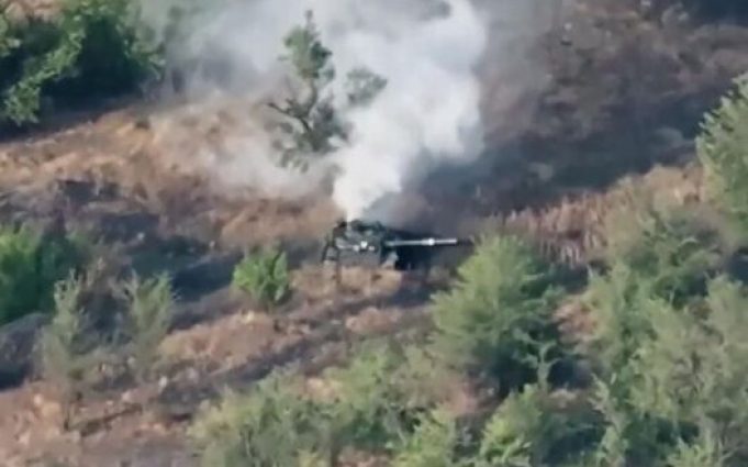 Російський танк Т-72 знищили бійці підрозділу “BULAVA” дроном “Дикий Шершень”. ВIДЕО Російський-танк-Т-72-знищили-бійці-підрозділу-“bulava”-дроном-“Дикий-Шершень”.-ВiДЕО