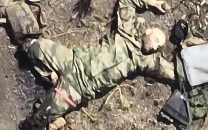 Оператори дронів до смерті заганяли у полі трьох окупантів. ВIДЕО Оператори-дронів-до-смерті-заганяли-у-полі-трьох-окупантів.-ВiДЕО