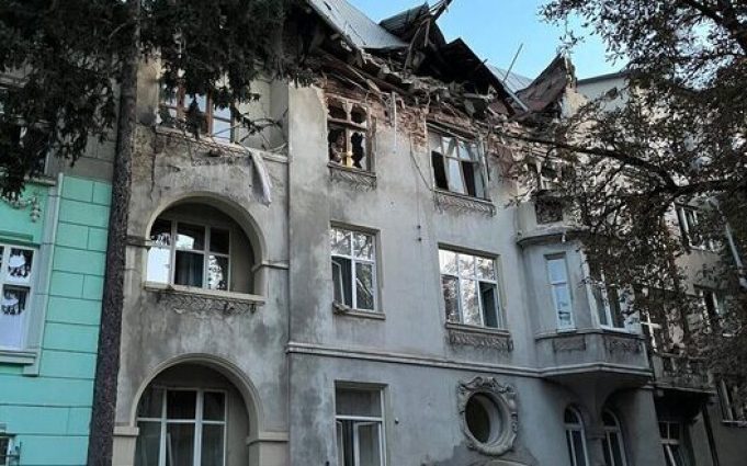 Атака РФ на Львів: 7 загиблих, з них – 3 дитини, понад 35 постраждалих. 5... Атака-РФ-на-Львів:-7-загиблих,-з-них-–-3-дитини,-понад-35-постраждалих-5.