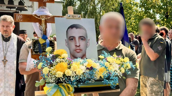 Нововолинська громада попрощалася із Захисником України Миколою Селещуком Нововолинська-громада-попрощалася-із-Захисником-України-Миколою-Селещуком