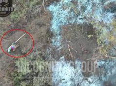 Окупант марно тікає від скиду боєприпасу, тримаючи в руках триколор. ВIДЕО Окупант-марно-тікає-від-скиду-боєприпасу,-тримаючи-в-руках-триколор.-ВiДЕО