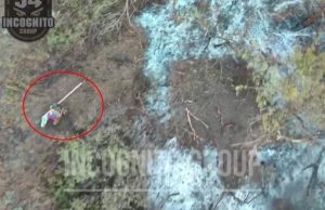 Окупант марно тікає від скиду боєприпасу, тримаючи в руках триколор. ВIДЕО Окупант-марно-тікає-від-скиду-боєприпасу,-тримаючи-в-руках-триколор.-ВiДЕО