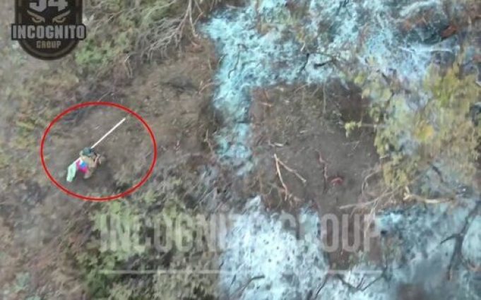 Окупант марно тікає від скиду боєприпасу, тримаючи в руках триколор. ВIДЕО Окупант-марно-тікає-від-скиду-боєприпасу,-тримаючи-в-руках-триколор.-ВiДЕО