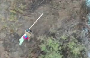 Росіянин із шевроном “V” та прапором РФ у руках загинув від поранення у зад після... Росіянин-із-шевроном-“v”-та-прапором-РФ-у-руках-загинув-від-поранення-у-зад-після.