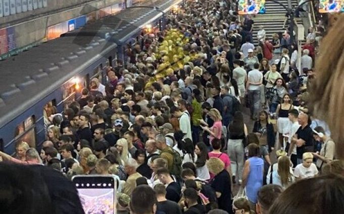Рух метро у Києві ускладнено після тривалої повітряної тривоги. ВІДЕО+ФОТО Рух-метро-у-Києві-ускладнено-після-тривалої-повітряної-тривоги.-ВІДЕО+ФОТО