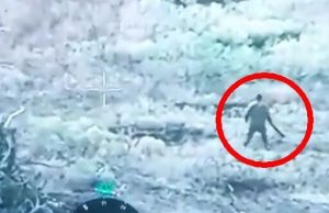 Африканський найманець армії РФ з палицею вийшов на двобій із дроном-камікадзе. ВIДЕО Африканський-найманець-армії-РФ-з-палицею-вийшов-на-двобій-із-дроном-камікадзе.-ВiДЕО