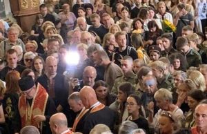 У Львові прощаються із родиною Базилевичів, яка загинула внаслідок удару РФ. ВІДЕО+ФОТО У-Львові-прощаються-із-родиною-Базилевичів,-яка-загинула-внаслідок-удару-РФ.-ВІДЕО+ФОТО