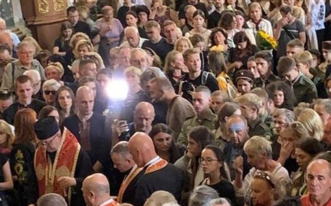 У Львові прощаються із родиною Базилевичів, яка загинула внаслідок удару РФ. ВІДЕО+ФОТО У-Львові-прощаються-із-родиною-Базилевичів,-яка-загинула-внаслідок-удару-РФ.-ВІДЕО+ФОТО