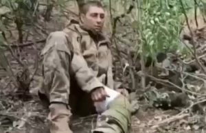 Окупанти розстріляли полоненого українського воїна. ВIДЕО Окупанти-розстріляли-полоненого-українського-воїна.-ВiДЕО