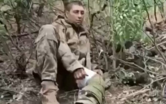 Окупанти розстріляли полоненого українського воїна. ВIДЕО Окупанти-розстріляли-полоненого-українського-воїна.-ВiДЕО