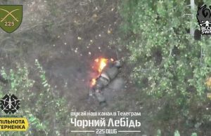 Тіло ліквідованого окупанта горить від влучного скиду боєприпасу з дрона. ВIДЕО Тіло-ліквідованого-окупанта-горить-від-влучного-скиду-боєприпасу-з-дрона.-ВiДЕО