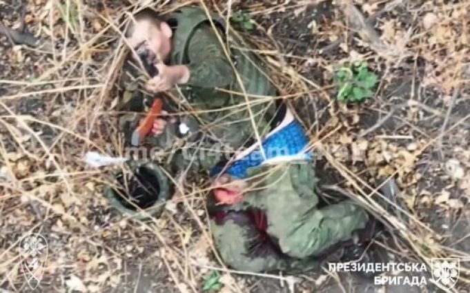 Окупанту відірвало верхню половину тіла після атаки наших бійців. ВIДЕО 18+ Окупанту-відірвало-верхню-половину-тіла-після-атаки-наших-бійців.-ВiДЕО-18+
