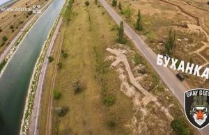 Українські дрони-камікадзе знищили “буханку” й укриття російських загарбників. ВIДЕО Українські-дрони-камікадзе-знищили-“буханку”-й-укриття-російських-загарбників.-ВiДЕО