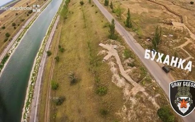 Українські дрони-камікадзе знищили “буханку” й укриття російських загарбників. ВIДЕО Українські-дрони-камікадзе-знищили-“буханку”-й-укриття-російських-загарбників.-ВiДЕО