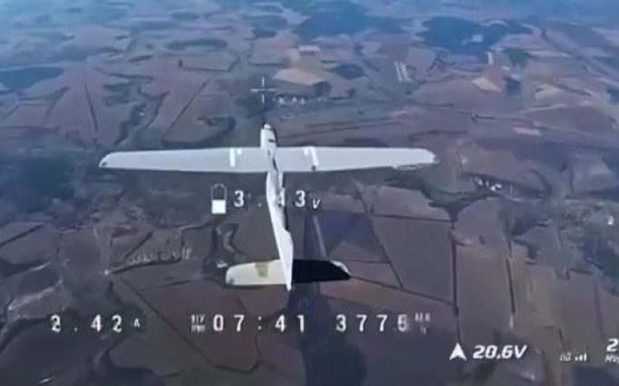 Дрон-камікадзе поцілив у російський безпілотник “Орлан-10” на висоті понад 3600 метрів. ВIДЕО Дрон-камікадзе-поцілив-у-російський-безпілотник-“Орлан-10”-на-висоті-понад-3600-метрів.-ВiДЕО