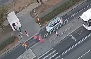 Мешканці російського Бєлгорода біжать в укриття під час роботи сил ППО армії РФ. ВIДЕО камер... Мешканці-російського-Бєлгорода-біжать-в-укриття-під-час-роботи-сил-ППО-армії-РФ-ВiДЕО-камер.