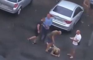 У Смілі на Черкащині молодик спортивної статури вдарив військового. ВIДЕО У-Смілі-на-Черкащині-молодик-спортивної-статури-вдарив-військового.-ВiДЕО