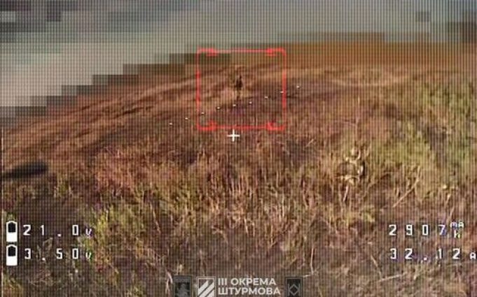 Оператор ударного безпілотника ліквідував окупанта у полі на Харківщині. ВIДЕО Оператор-ударного-безпілотника-ліквідував-окупанта-у-полі-на-Харківщині.-ВiДЕО