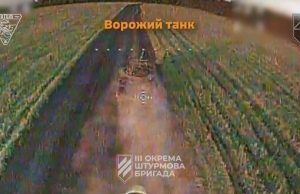 Воїни 3 ОШБр дронами-камікадзе атакували танки Т-72 та Т-80 окупантів на Харківщині. ВIДЕО Воїни-3-ОШБр-дронами-камікадзе-атакували-танки-Т-72-та-Т-80-окупантів-на-Харківщині.-ВiДЕО