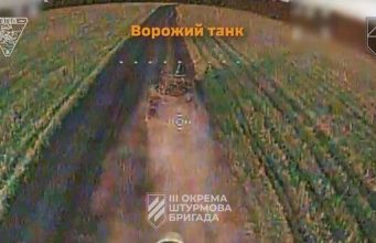 Воїни 3 ОШБр дронами-камікадзе атакували танки Т-72 та Т-80 окупантів на Харківщині. ВIДЕО Воїни-3-ОШБр-дронами-камікадзе-атакували-танки-Т-72-та-Т-80-окупантів-на-Харківщині.-ВiДЕО