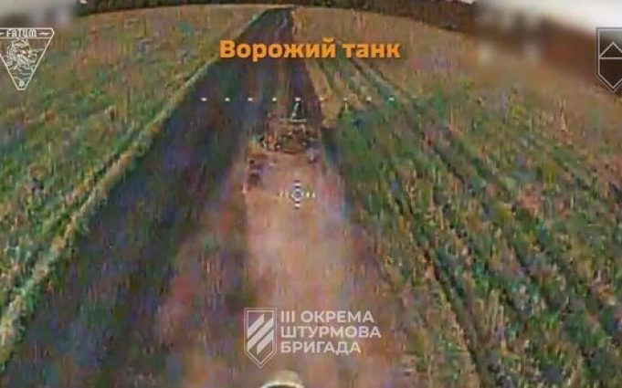 Воїни 3 ОШБр дронами-камікадзе атакували танки Т-72 та Т-80 окупантів на Харківщині. ВIДЕО Воїни-3-ОШБр-дронами-камікадзе-атакували-танки-Т-72-та-Т-80-окупантів-на-Харківщині.-ВiДЕО