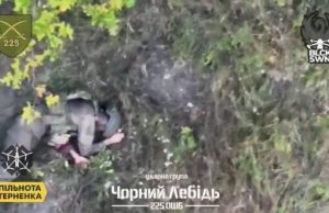 Окупант закладає під голову гранату і укорочує собі віку на полі бою. ВIДЕО 18+ Окупант-закладає-під-голову-гранату-і-укорочує-собі-віку-на-полі-бою.-ВiДЕО-18+